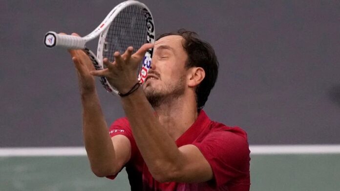 Daniil Medvedev cae en su debut en el Masters 1000 de París-Bercy 2024.