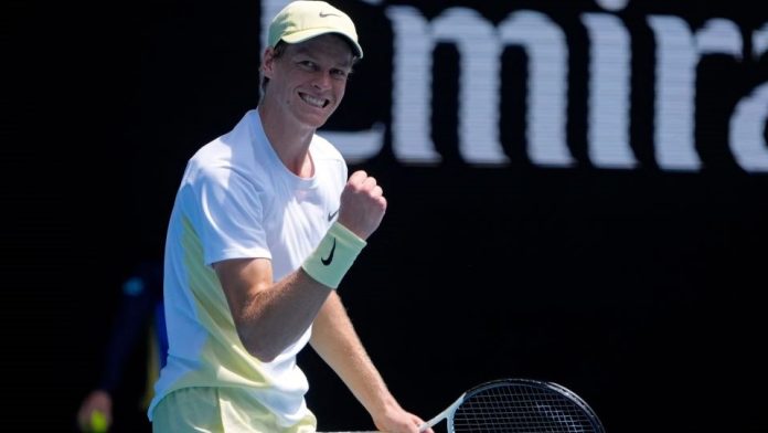 Jannik Sinner vence a Nicolás Jarry en primera ronda del Australian Open 2025.