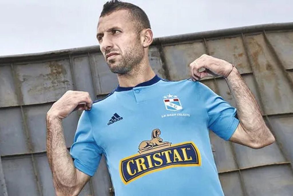 Esta camiseta se caracterizó por el uso de tonos azules