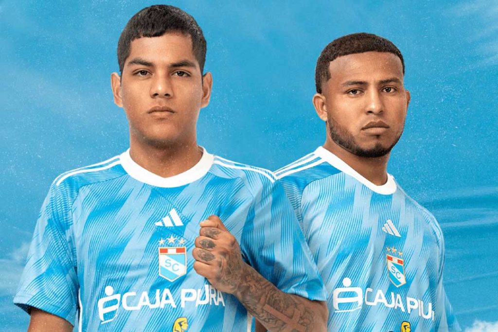 La camiseta del 2023 se caracterizó por tener el escudo en el centro