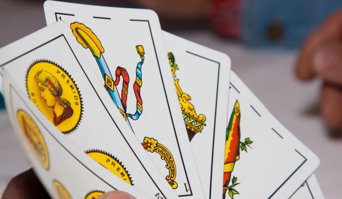 Conoce cómo se juega al poker con la baraja española