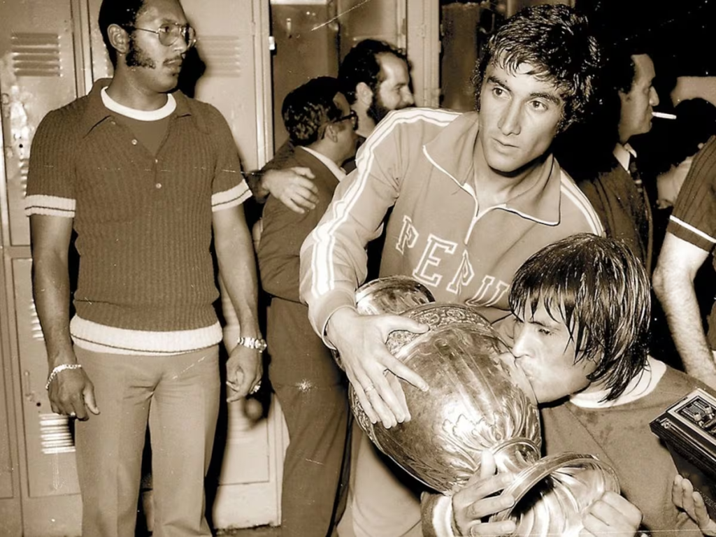 Hugo Sotil es considerado como uno de los mejores jugadores peruanos en la historia.