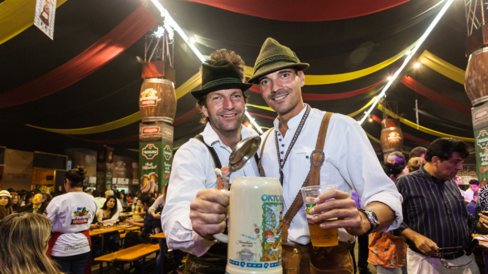 Degustación de cervezas en el Oktoberfest.