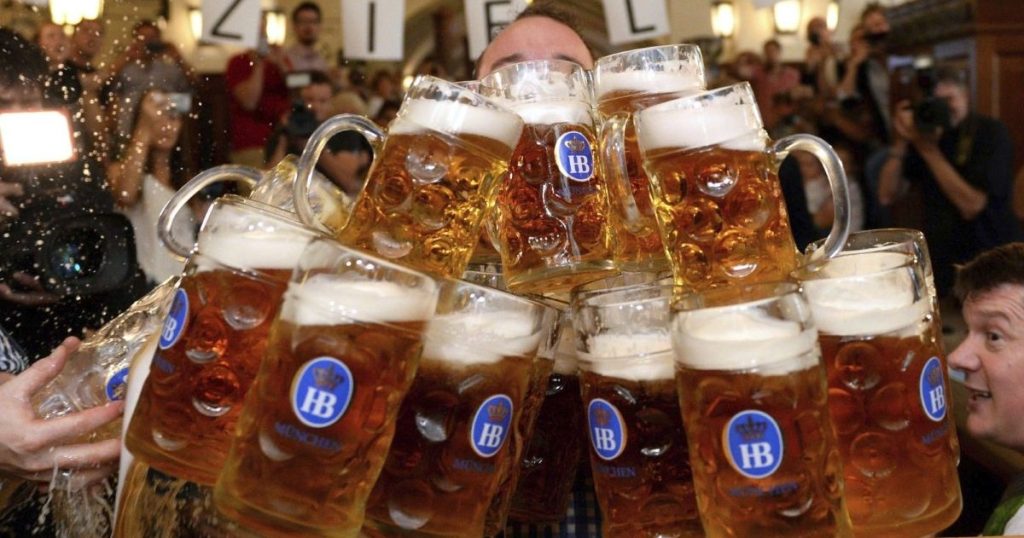 Levantamiento de jarras, uno de los juegos del Oktoberfest.