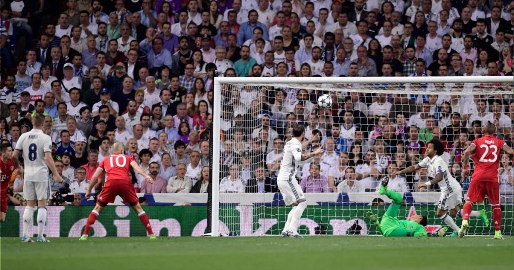 Remates al arco en un partido de Champions League.