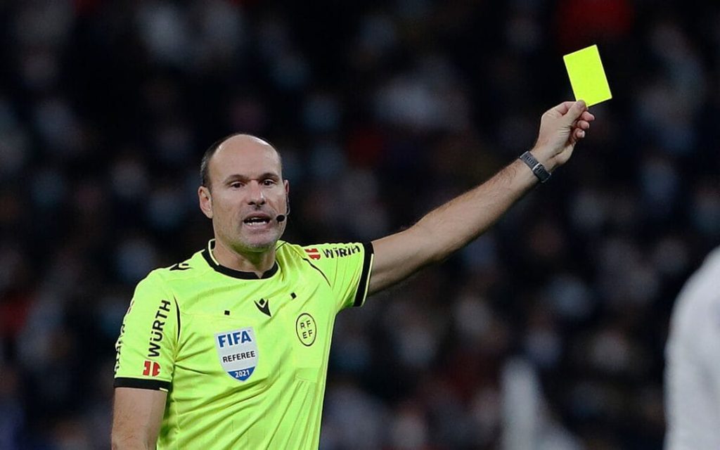 Las tarjetas de fútbol cuentan con una gran relevancia en cada cotejo.