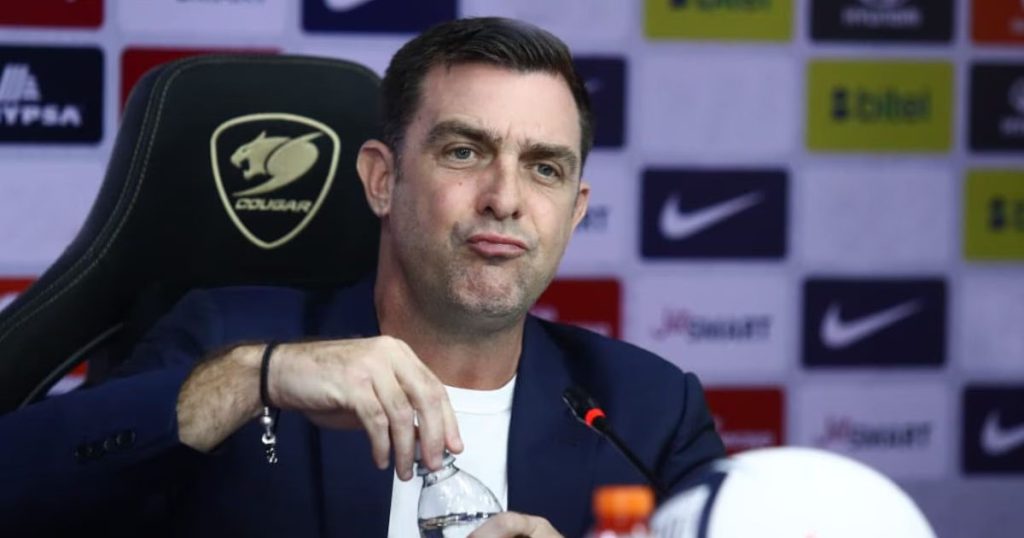 Imagen de Pablo Guede en la conferencia de su presentación como DT de Alianza Lima para el 2026.