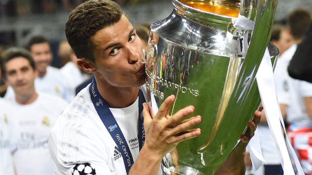 Cristiano Ronaldo tiene cinco trofeos de Champions League en su historia.